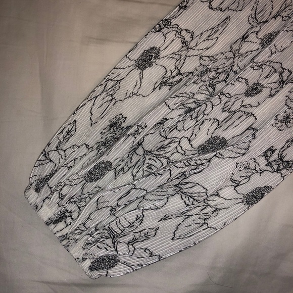 Women’s Astr the label ivory black floral top - Picture 5 of 11